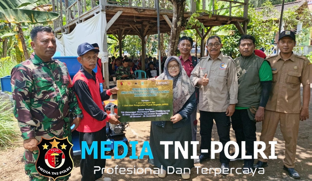 Satgas TMMD ke-126 Bersama Dinas Peternakan Gelar Praktek Pembuatan Pakan Ternak di Desa Lebakharjo