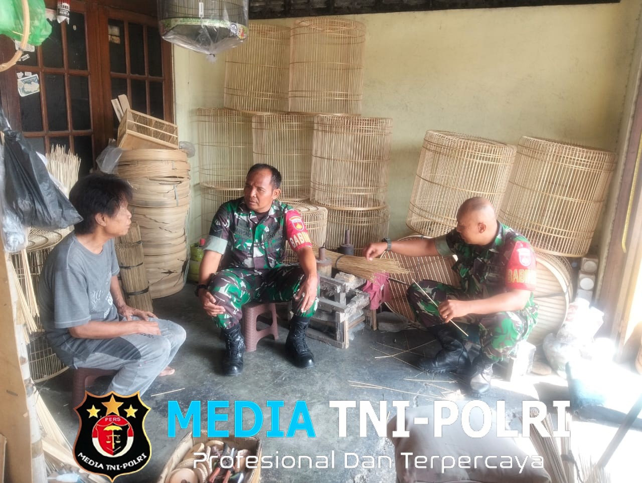 Babinsa Kunjungi Pelaku Usaha Kerajinan dari Bambu, Dukung Kreativitas dan Kemandirian Warga