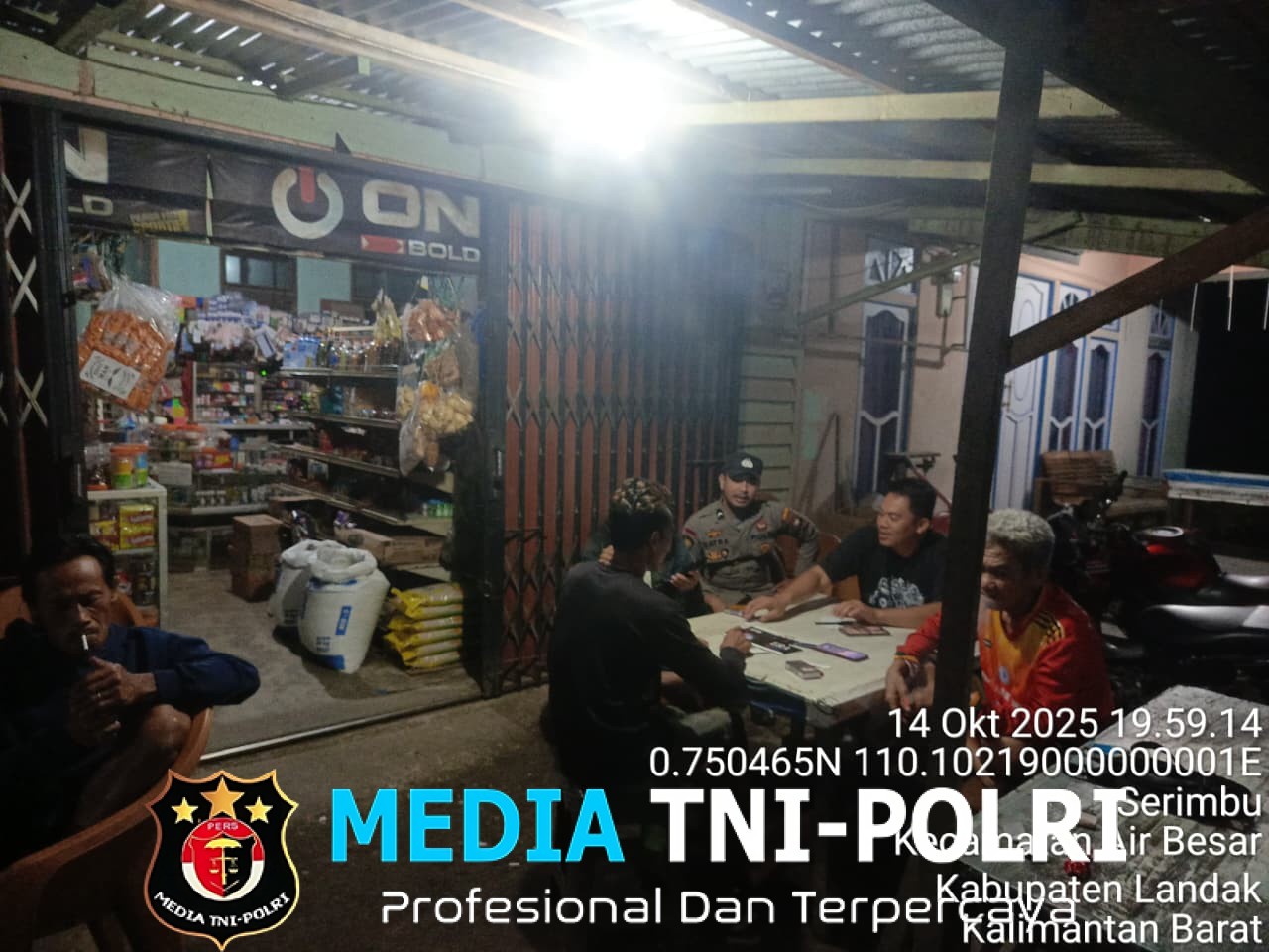 Hangatnya Kebersamaan Polisi dan Warga di Malam Hari, Wujudkan Kamtibmas Kondusif