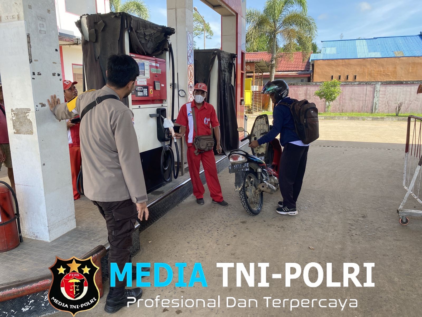 Cegah Penyalahgunaan BBM Subsidi Polsek Mempawah Hulu Mengimbau Untuk Tidak Menjual BBM Kepada Konsumen Yang Menggunakan Jerigen Dan Tanki Siluman