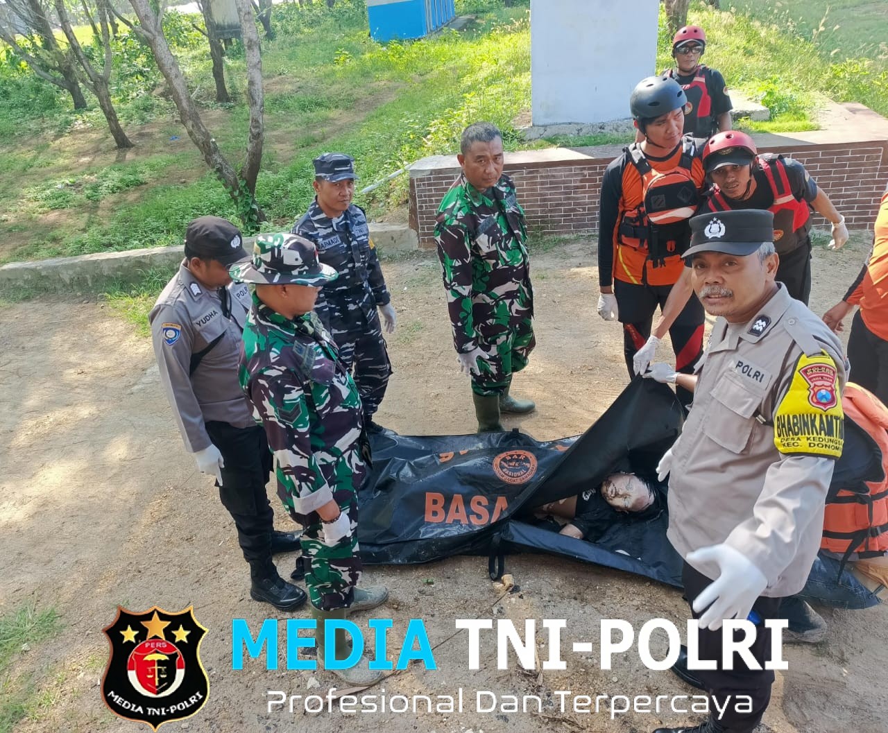 Kodim 0818/Malang-Batu dan Koramil 0818/11 Donomulyo Evakuasi Tiga Korban Tenggelam di Pantai Modangan