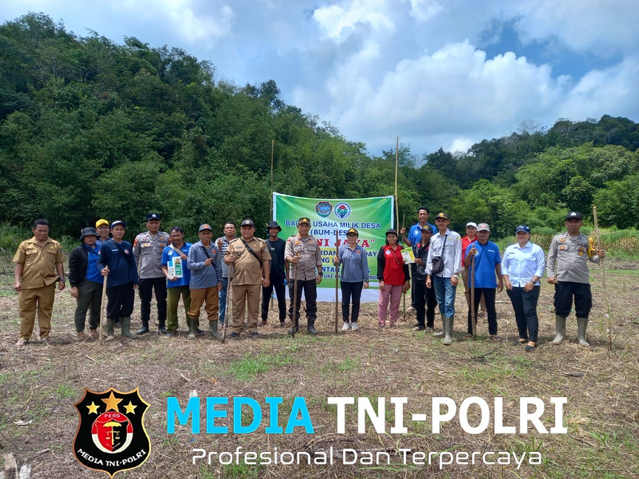 Kapolsek Menyuke Pimpin Kegiatan Penanaman Jagung 1 Desa 1 Hektar Di Desa Lintah Betung