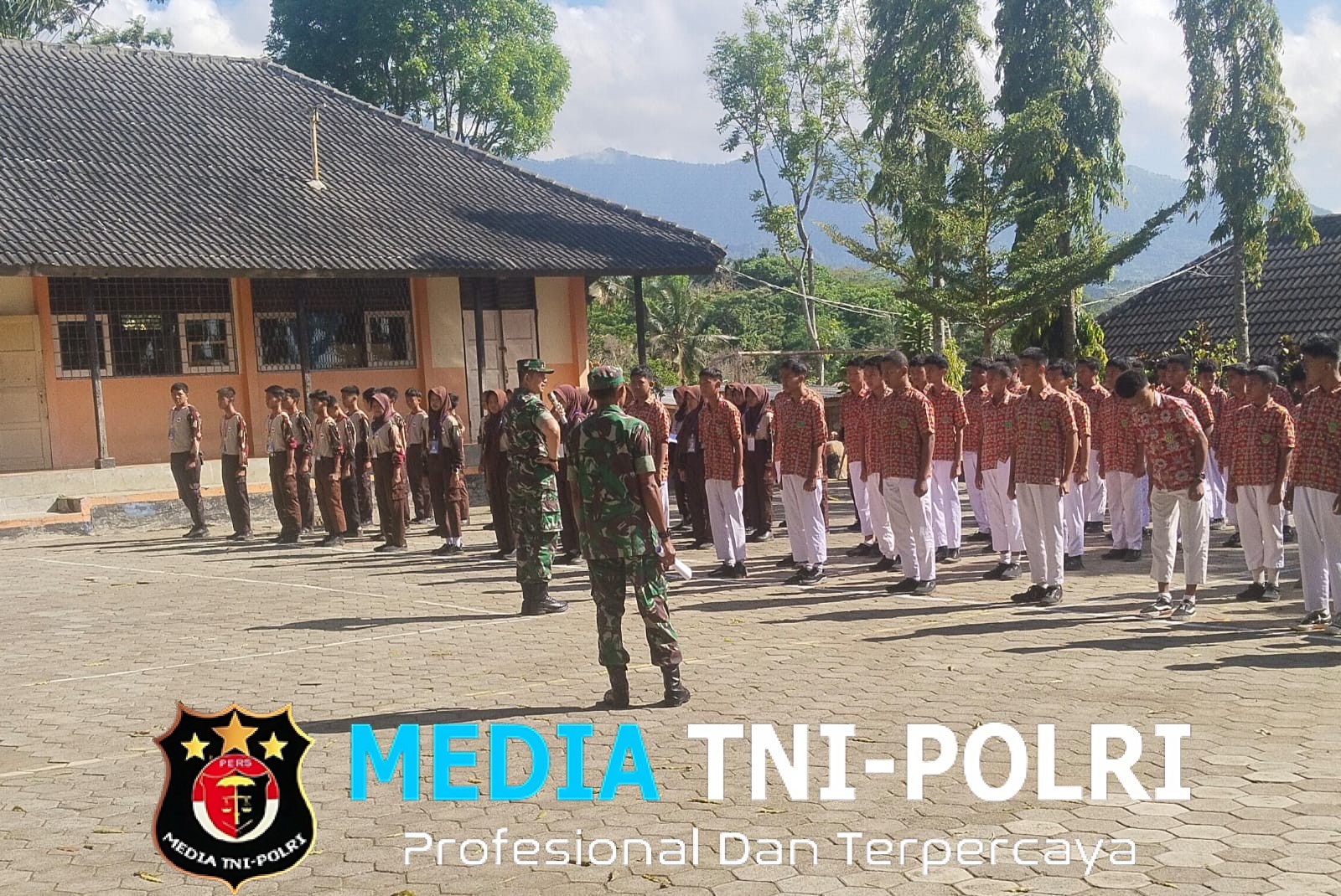 TNI Berikan Latihan Dasar Kepemimpinan Anggota OSIS SMPN 2 Slogohimo