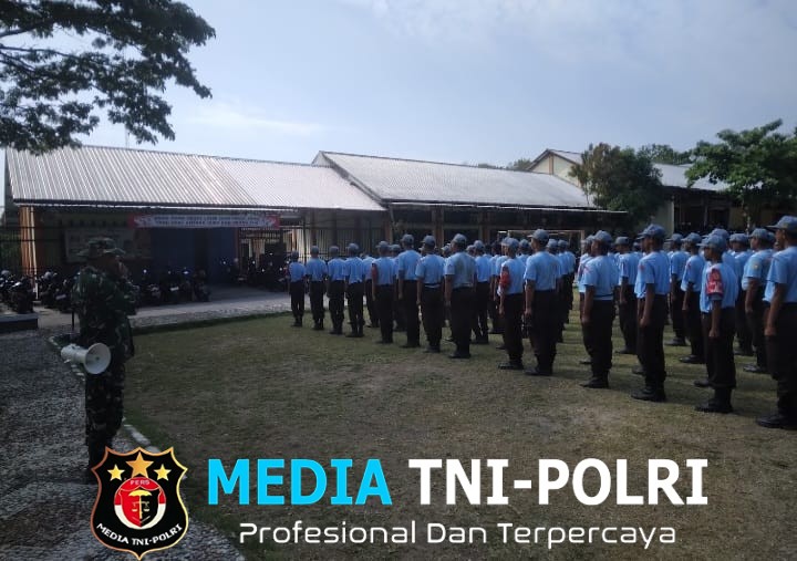 Babinsa Berikan Materi Dasar Berbaris kepada Siswa SMK Sakti