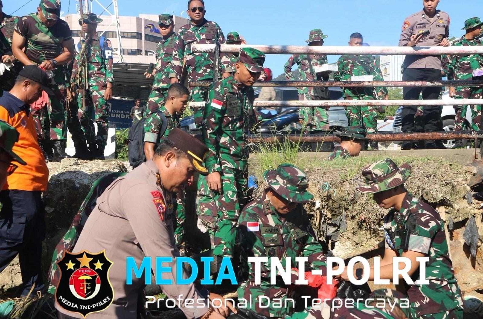 Jayapura Hijau dan Sehat Batalyon Infanteri 751/VJS Turut Serta Karya Bakti Bersihkan Sungai