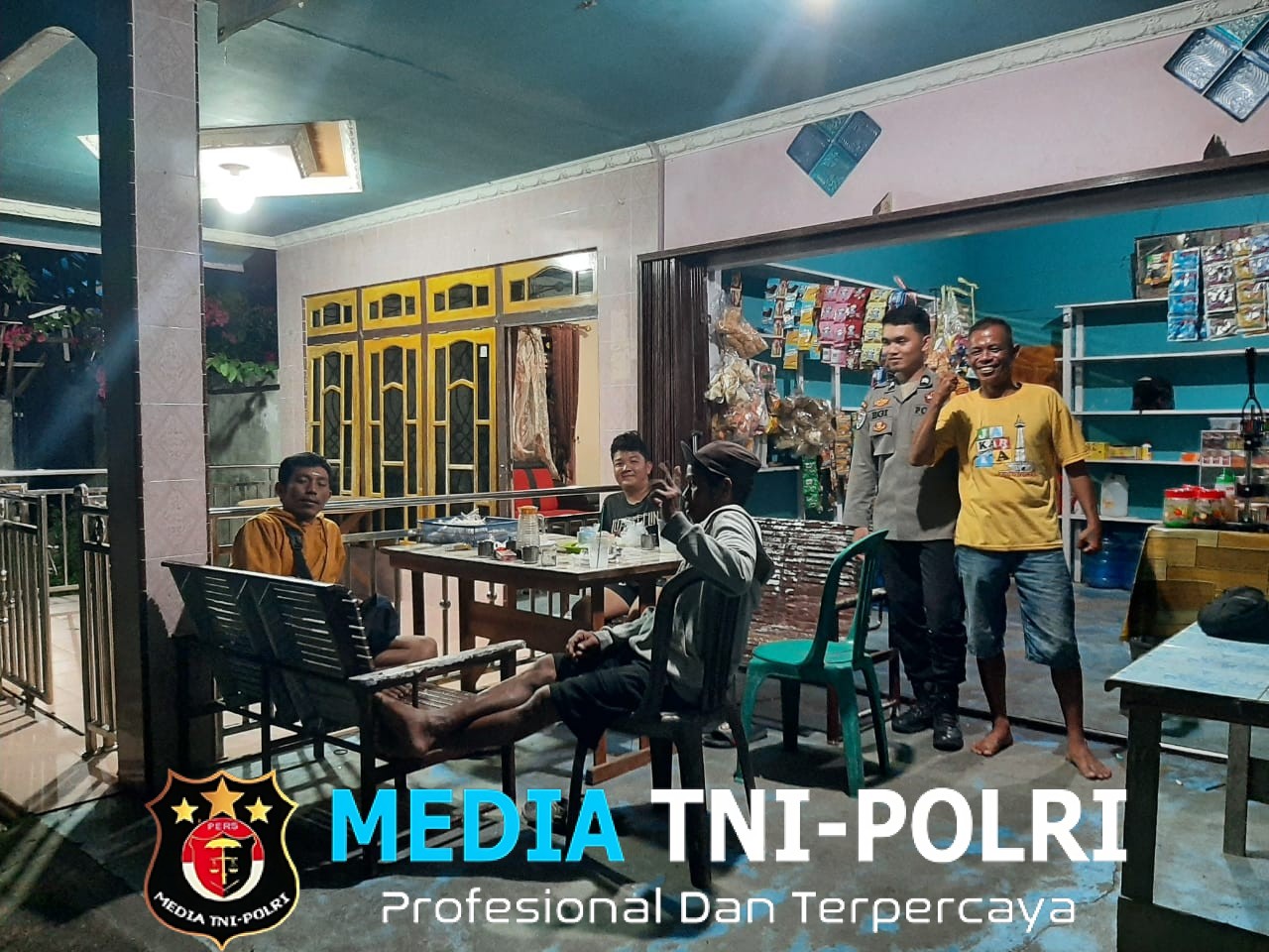 Patroli Malam Polsek Mandor Duduk Santai, Dekatkan Polisi dan Warga