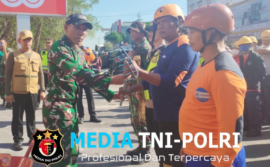 TNI Dan Berbagai Elemen Bersihkan Puing Sisa Kebakaran Pasar Wonogiri
