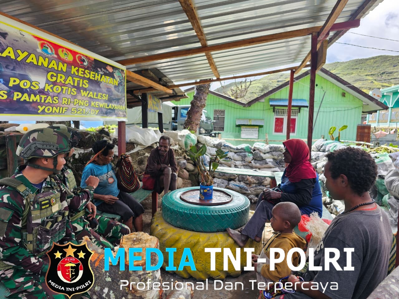 Berbagi Senyum Satgas Yonif 521/DY di Pos TNI