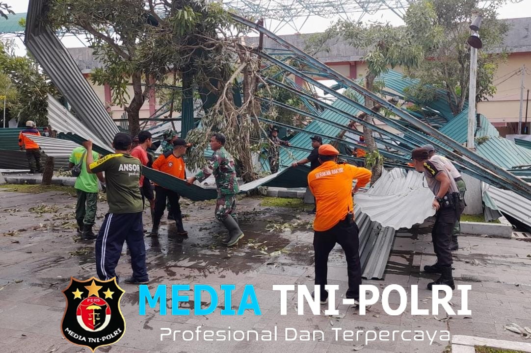 TNI – Polri Dan Warga Gelar Kerja Bakti Bersihkan Reruntuhan Atap Stadion Gelora Penataran Pasca Bencana