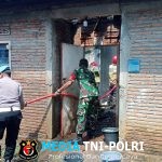 Babinsa dan Damkar Bahu Membahu Padamkan Kebakaran Rumah Warga di Sambi Boyolali