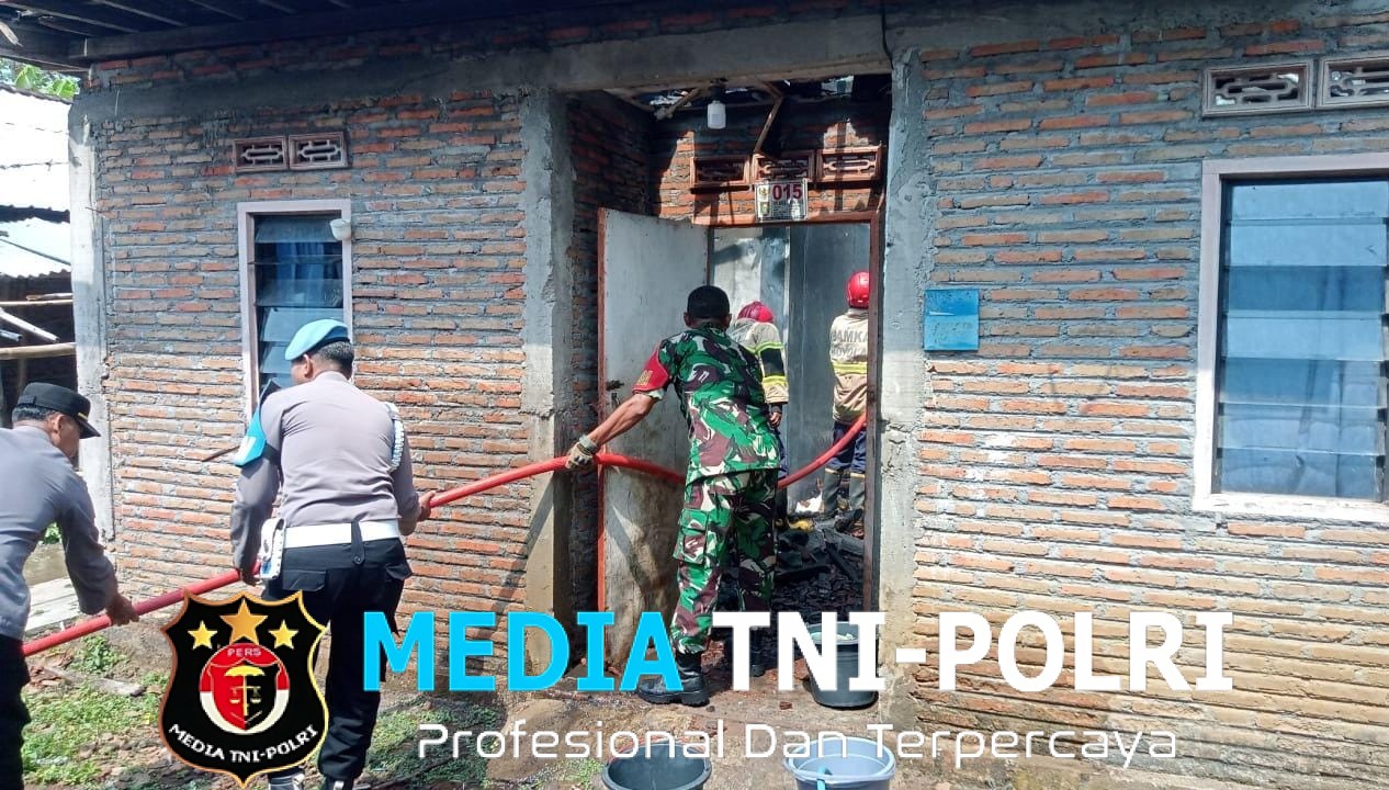 Babinsa dan Damkar Bahu Membahu Padamkan Kebakaran Rumah Warga di Sambi Boyolali