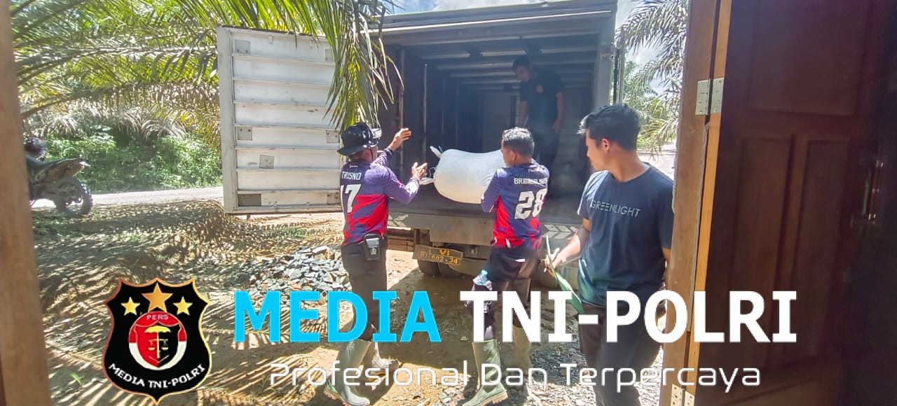 Polsek Meranti Melalui Koperasi Polres Landak Lakukan Pembelian Jagung Kering Hasil Panen Perdana di Lahan Demplot Polsek Meranti