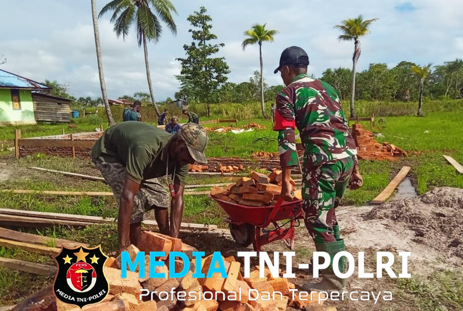 Ringankan Beban Warga, Babinsa Kimaam Bantu Warga Bangun Pondasi Rumah