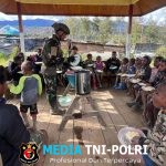 Jumat Berkah di Tanah Puncak Satgas Yonif 700/WYC Makan Bersama Warga Eronggobak, Wujud Kehangatan TNI dan Rakyat