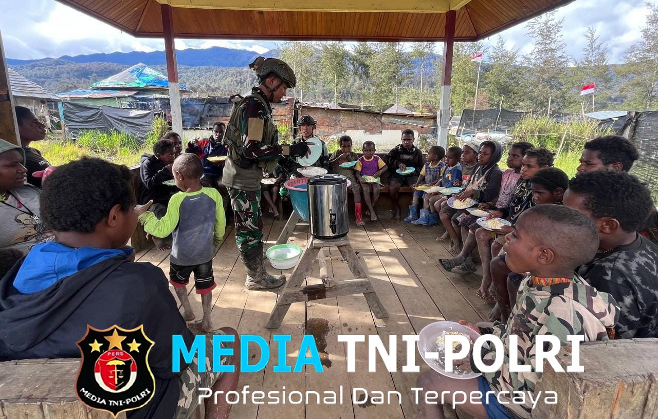 Jumat Berkah di Tanah Puncak Satgas Yonif 700/WYC Makan Bersama Warga Eronggobak, Wujud Kehangatan TNI dan Rakyat