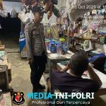 Wujud Polisi Humanis, Personel Polsek Air Besar Sapa Warga Saat Patroli Malam