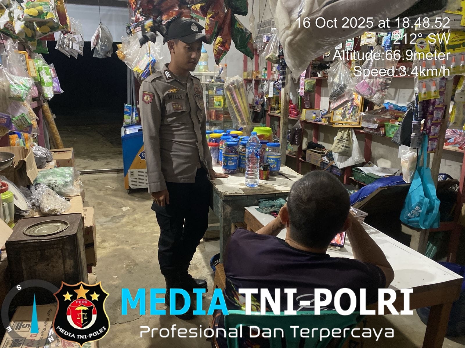 Wujud Polisi Humanis, Personel Polsek Air Besar Sapa Warga Saat Patroli Malam