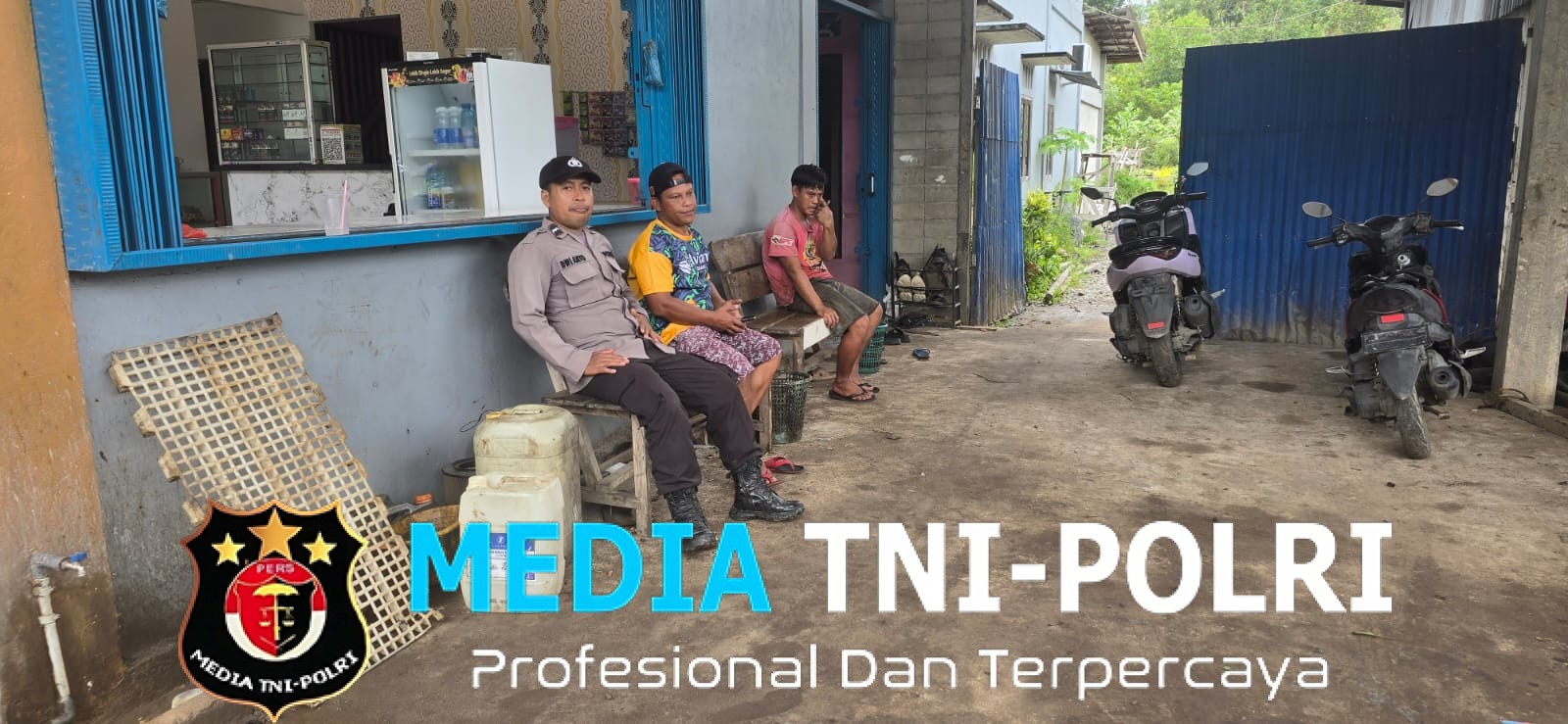 Salut! Begini Cara Petugas Polsek Mandor Menyapa Warga Saat Patroli Siang