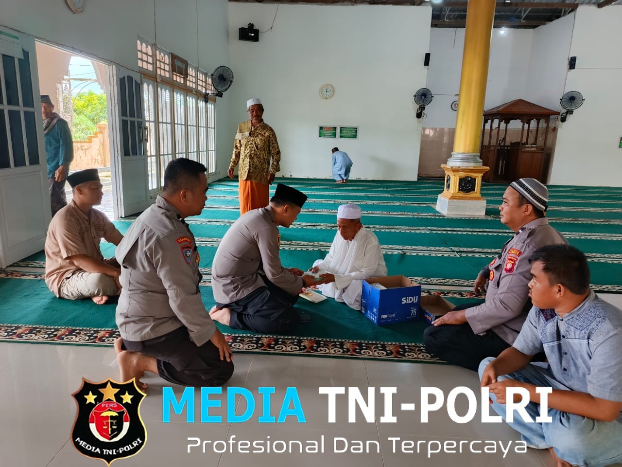 Bakti Religi, Kapolsek Kuala Behe Berikan Bantuan Al Quran Di Masjid Nurul Iman Kuala Behe