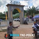 Bripka Hamdan berikan Pengamanan Ibadah Sholat Jumat di Masjid Nurul Bustanul Jannah Karangan