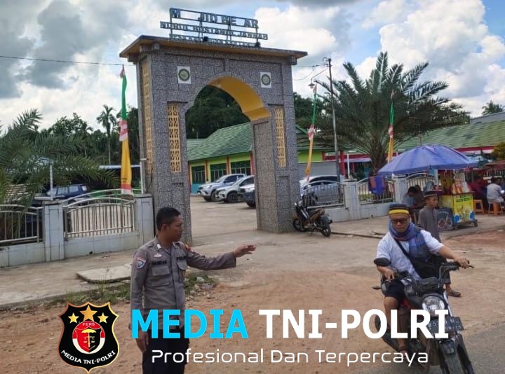 Bripka Hamdan berikan Pengamanan Ibadah Sholat Jumat di Masjid Nurul Bustanul Jannah Karangan