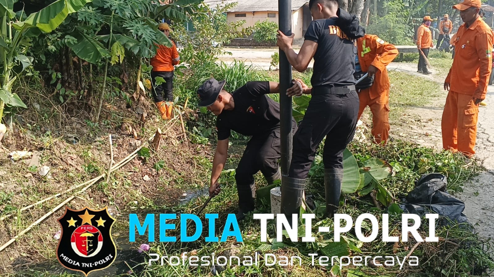 Brimob Batalyon D Pelopor Gelar Jumat Bersih Bersama Santri Ponpes Nurul Falah dan DLH Bekasi