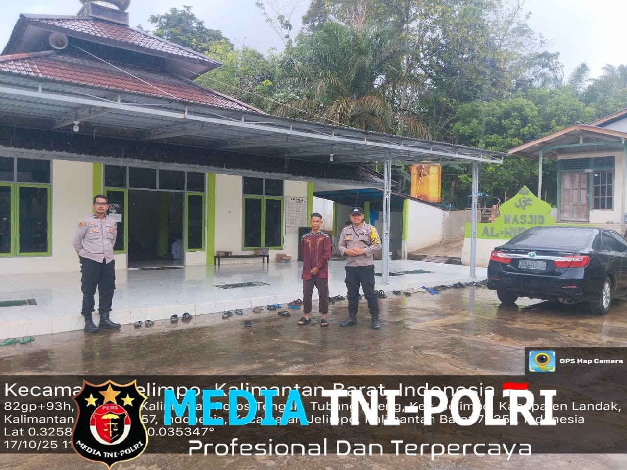 Personil Polsubsektor Jelimpo Laksanakan Pengaturan dan Pengamanan Di Depan Masjid Al Hidayah Tubang Raeng