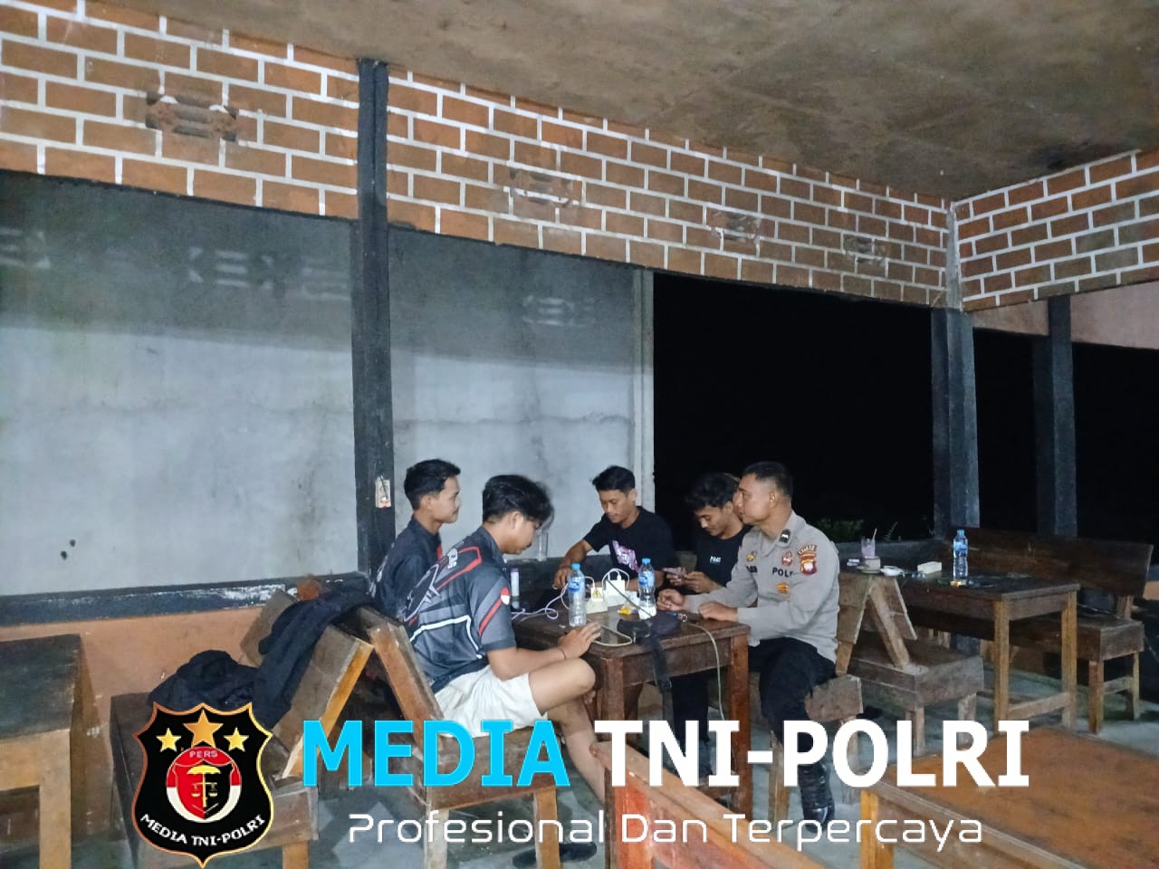 Di Tengah Cuaca Mendung, Polisi Laksanakan Patroli Malam Demi Keamanan Masyarakat