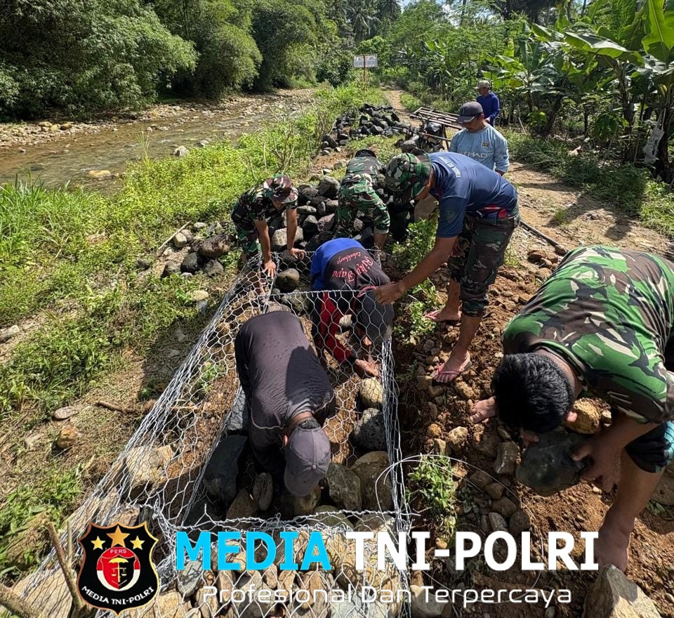Satgas TMMD Kodim 0818 Bersama AURI Perkuat Tebing Lewat Pemasangan Bronjong di Lebakharjo