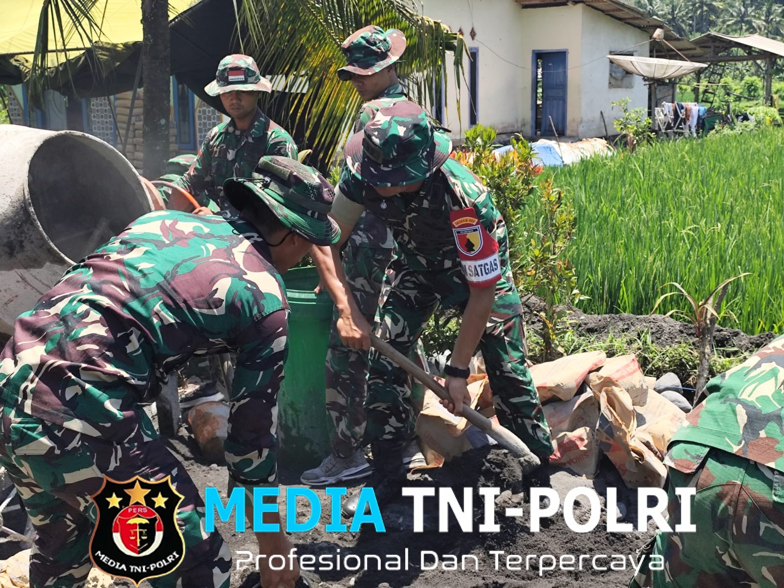 Gotong Royong Mencegah Banjir Keringat Dansatgas Letkol Czi Bayu Nugroho dan Warga Sulap Krajan IB Lebakharjo Punya Drainase 200 Meter Anti-Genangan