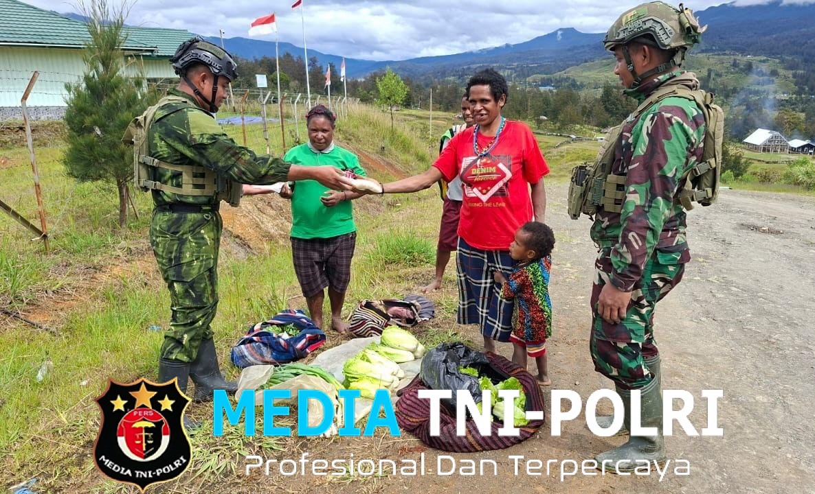 Satgas Yonif 700/WYC Borong Hasil Tani Warga Gome, Bukti Nyata Kepedulian Prajurit di Tanah Papua