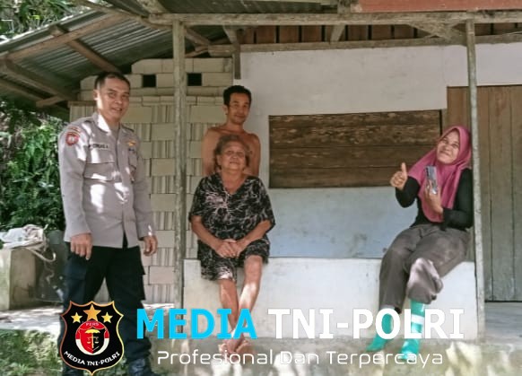 Bersama Warga di Teras Rumah, Polisi Sengah Temila Tebar Senyum dan Pesan Kamtibmas