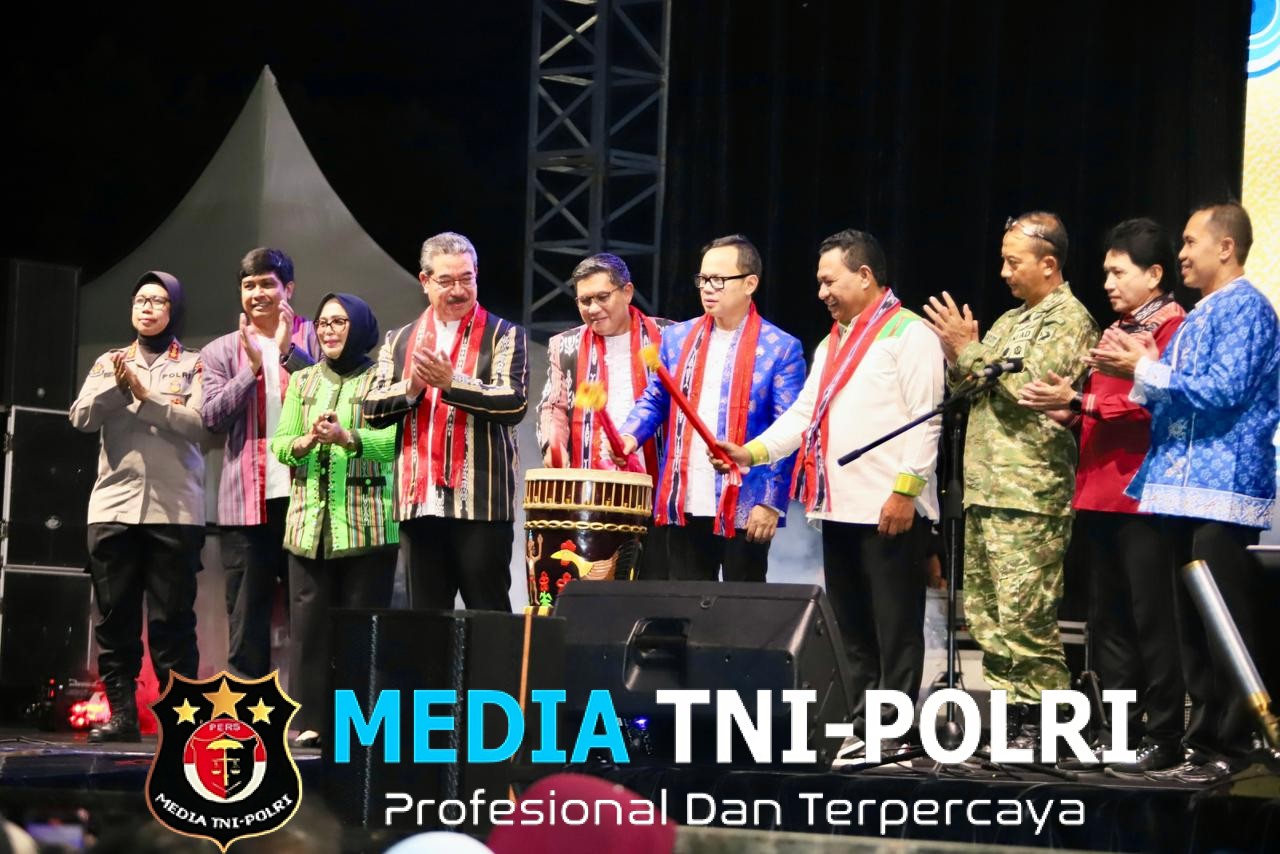 Wamendagri Bima Arya Buka Festival Benteng Victoria Tahun 2025 di Kota Ambon