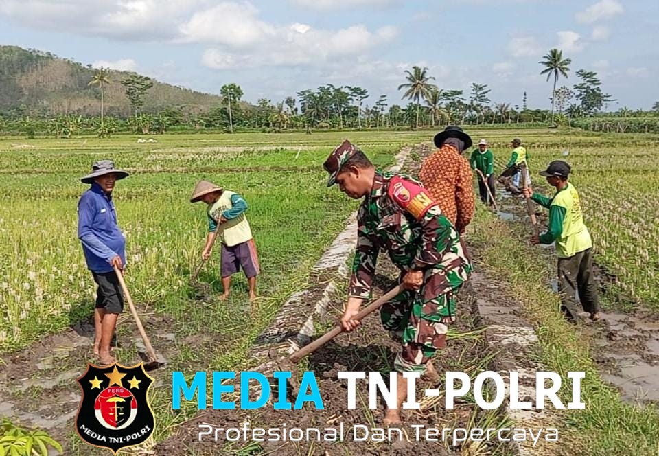 Babinsa Margomulyo Bantu Warga Timbun Jalan Pertanian Untuk Lancarkan Akses