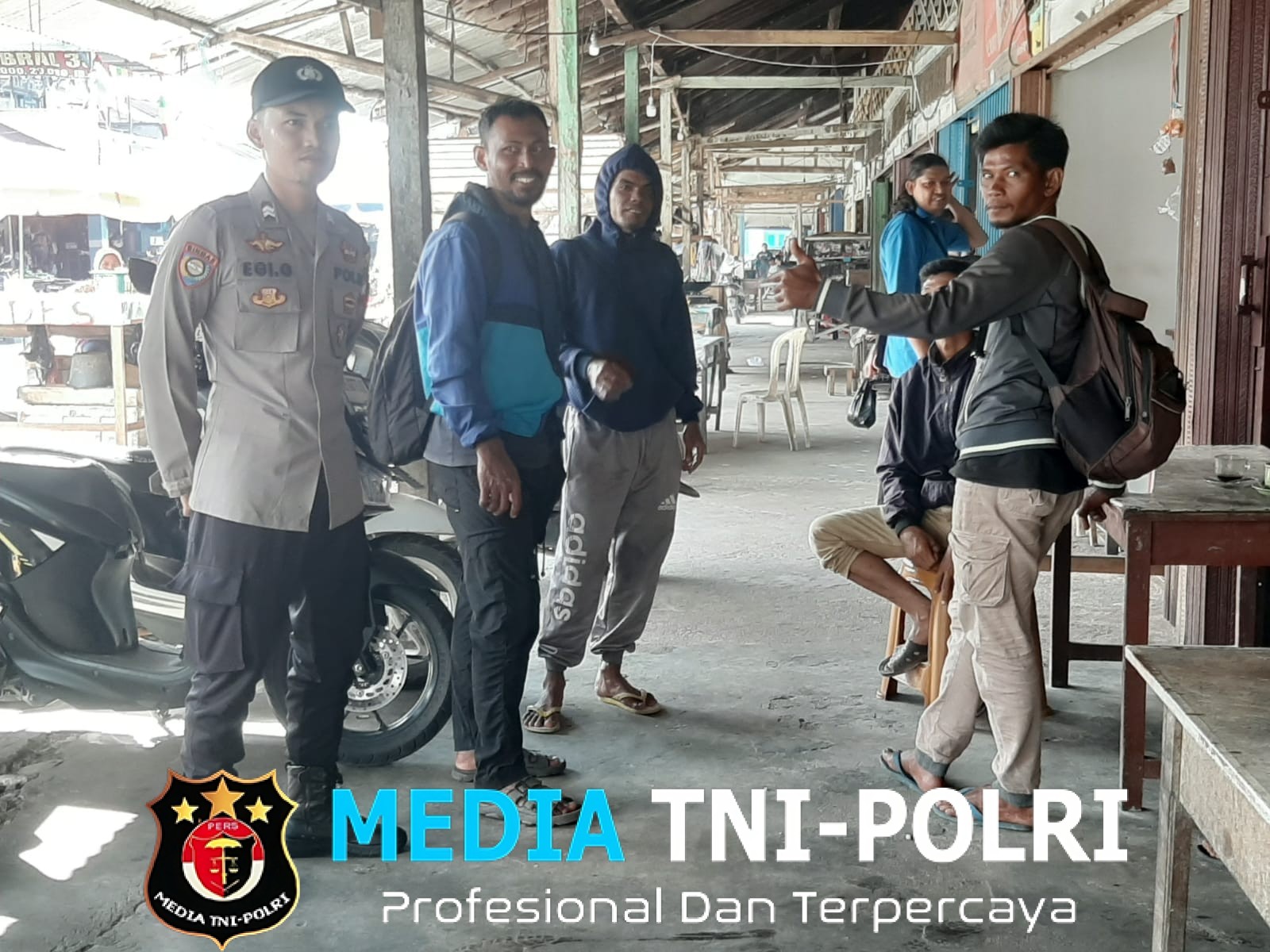 Siang Panas Tak Surutkan Semangat! Polsek Mandor Turun ke Pasar Jaga Kamtibmas