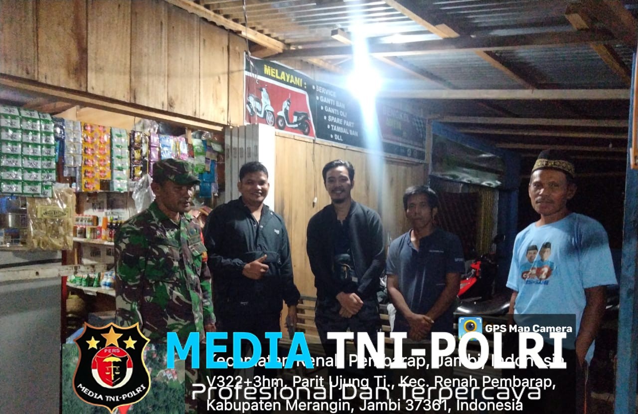 TNI dan Warga Gelar Komsos Malam Jaga Keamanan Lingkungan