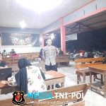 Warga Kaget Didatangi Polisi Saat Nongkrong, Ending-nya Nggak Nyangka!