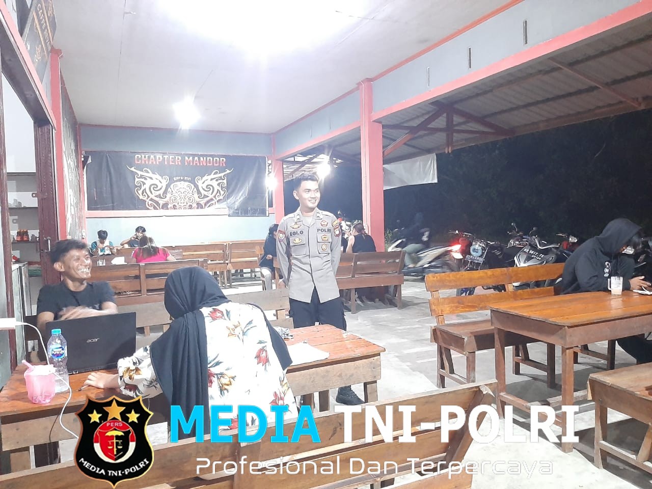 Warga Kaget Didatangi Polisi Saat Nongkrong, Ending-nya Nggak Nyangka!