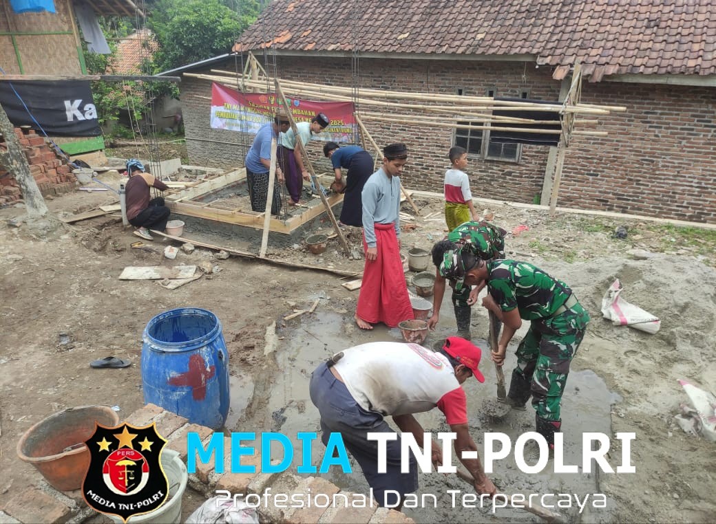 Satgas TMMD ke-126 Kodim 0601/Pandeglang Bersama Warga Laksanakan Pembuatan Bak Penampungan Air dari Sumur Bor