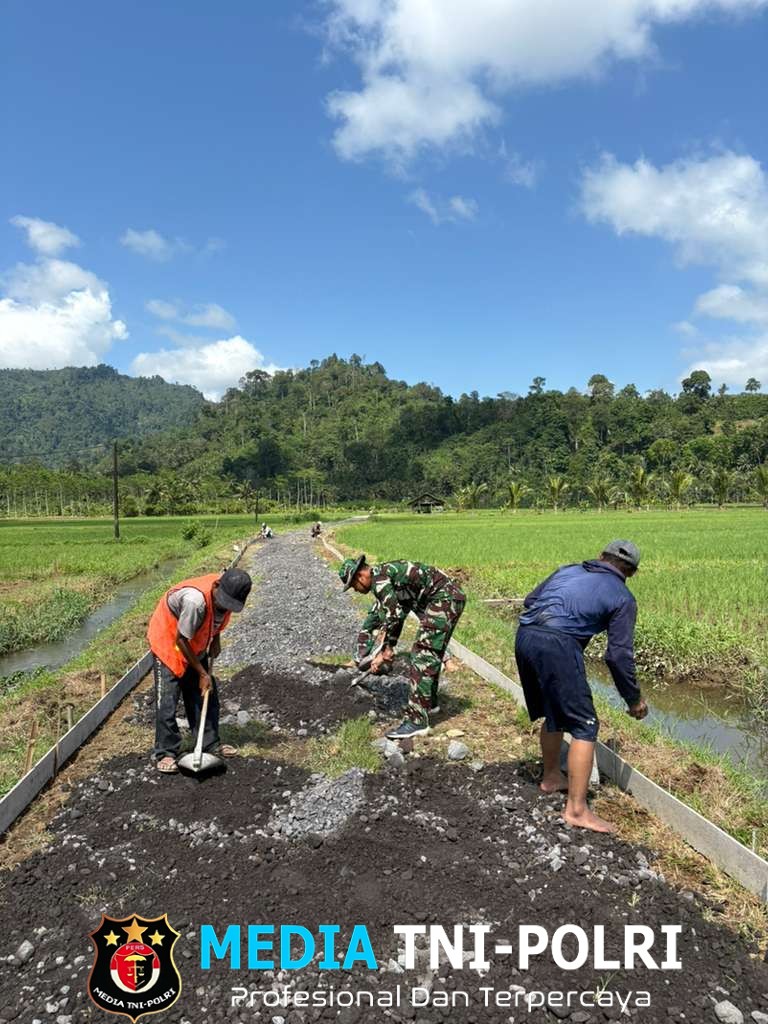 Satgas TMMD ke-126 Kodim 0818/Malang-Batu dan Personel AURI Bersatu dengan Warga Siapkan Lahan Pengecoran Jalan Usaha Tani di Lebakharjo
