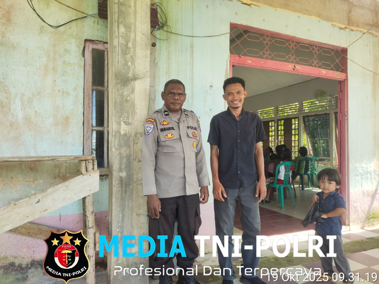 Berikan Pesan Kamtibmas Disela-sela Personil Polsubsektor Jelimpo dan Polsek Ngabang Laksanakan Pengamanan Di Gereja