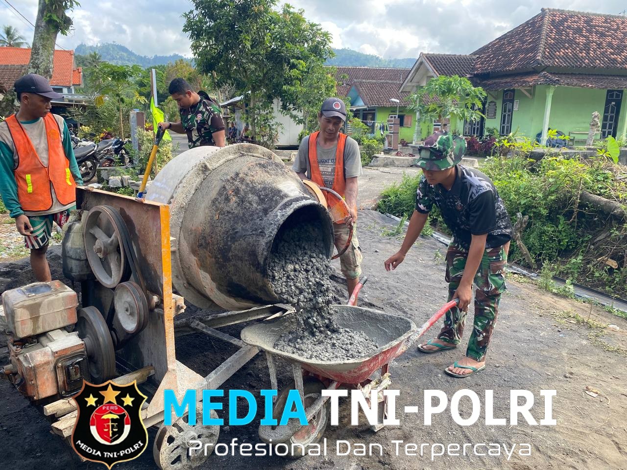 Satgas TMMD ke-126 Kodim 0818/Malang-Batu Percepat Pengecoran Jalan Rabat Beton di Lebakharjo, Wujud Nyata Kemanunggalan TNI dan Rakyat