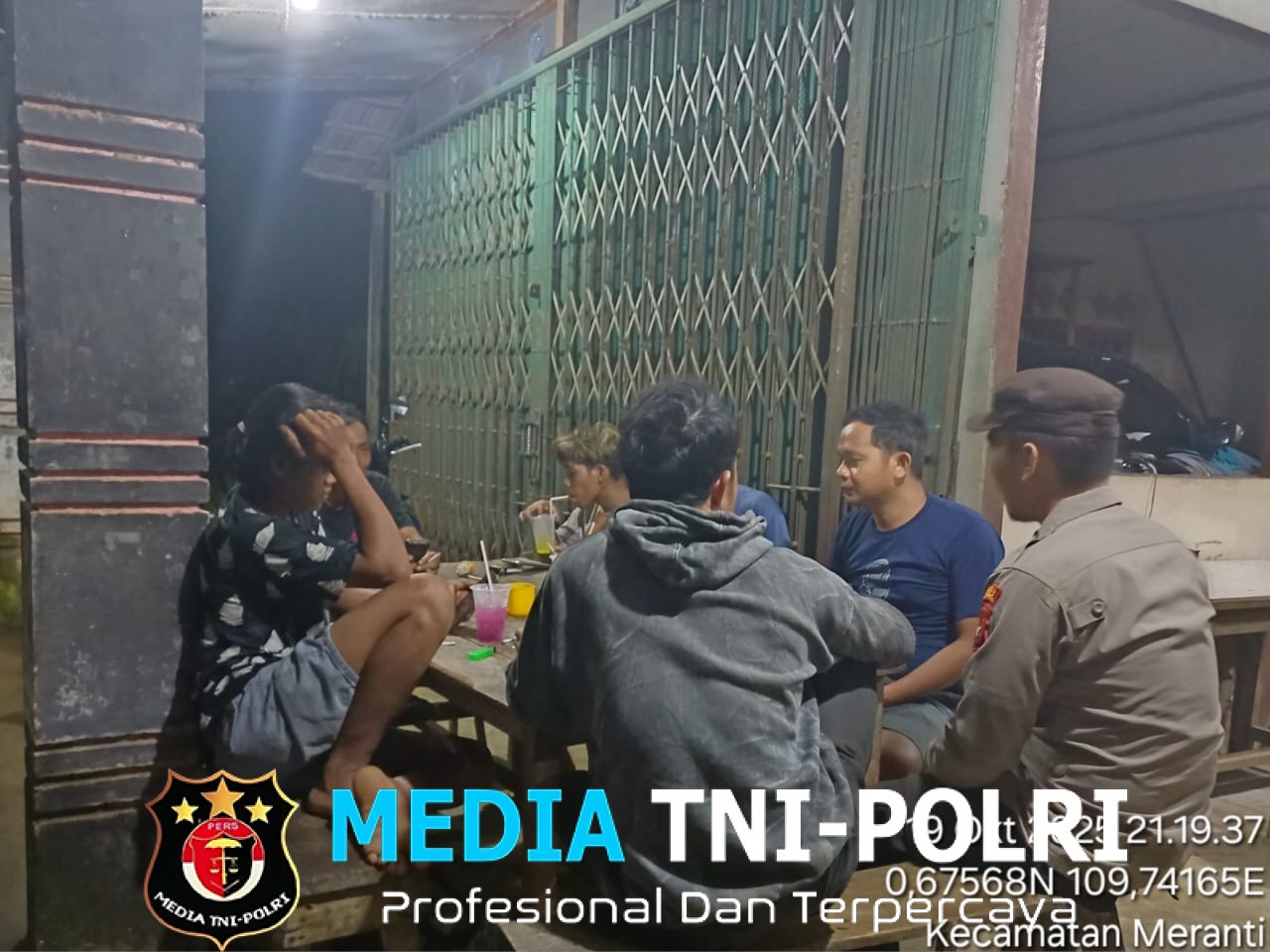 Laksanakan Patroli Malam Hari, Personil Polsek Meranti Sambangi Warga Sampaikan Pesan Kamtibmas