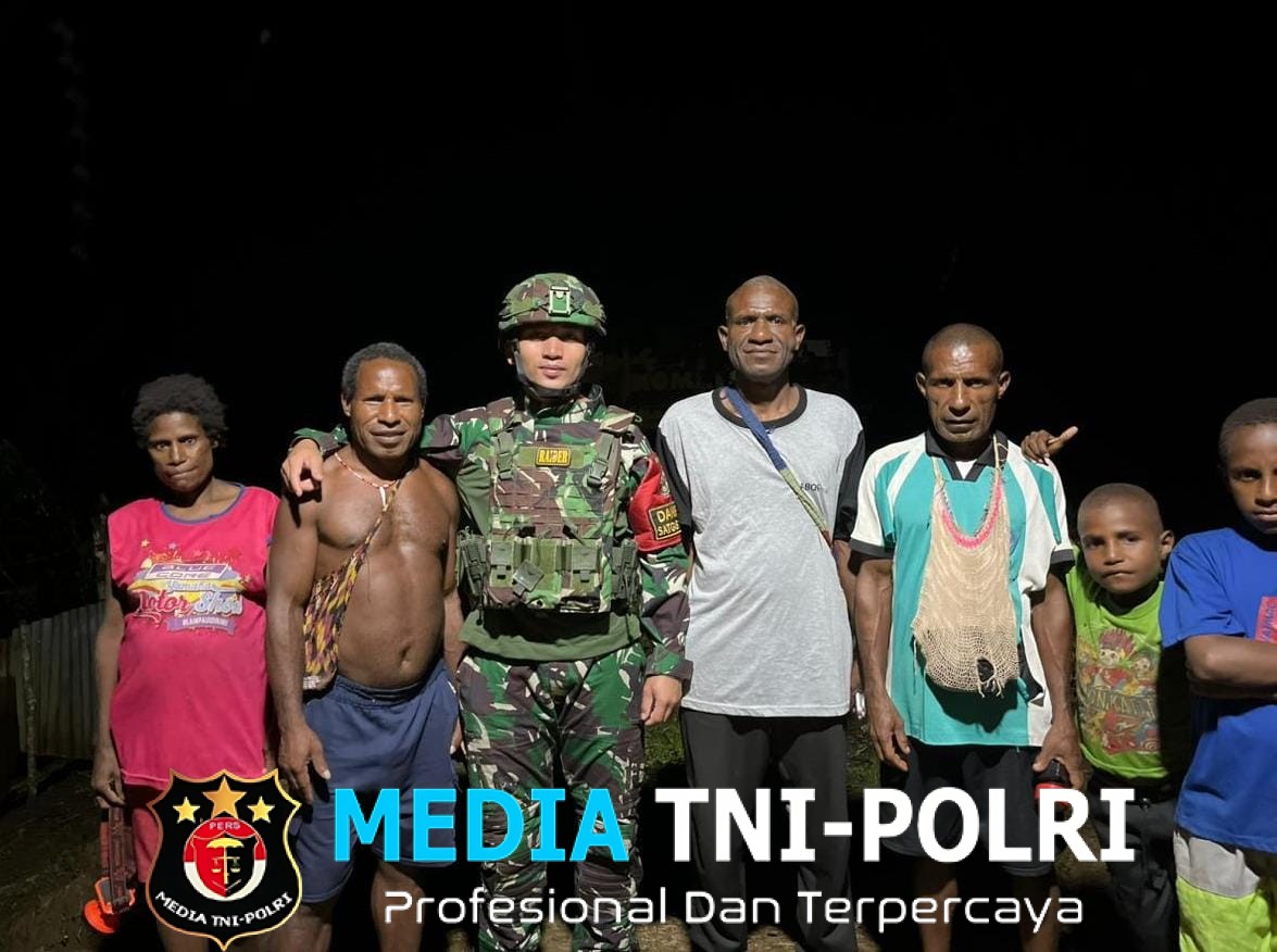 Pos Iwur Satgas Yonif 751/VJS Terangi Kampung Kamnyoim dengan Lampu Tenaga Surya