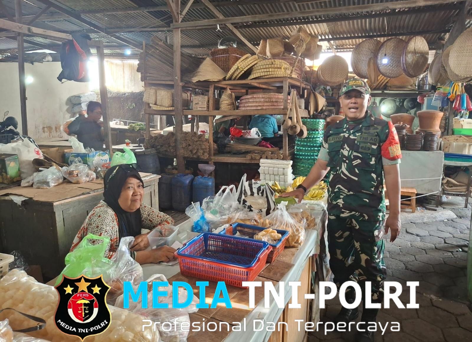 Pastikan Harga Sembako Stabil, Babinsa Danukusuman Sambangi Pedagang Pasar Harjodaksino