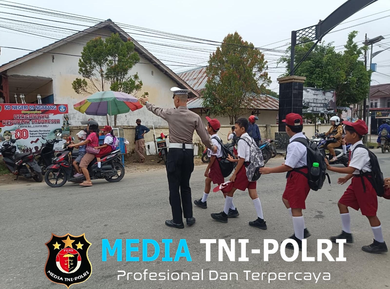 Aipda Hengki Personil Polsek Ngabang Laksanakan Pengaturan Arus Lalin Didepan Persekolahan Supaya Terciptanya Situasi Aman Kondusif