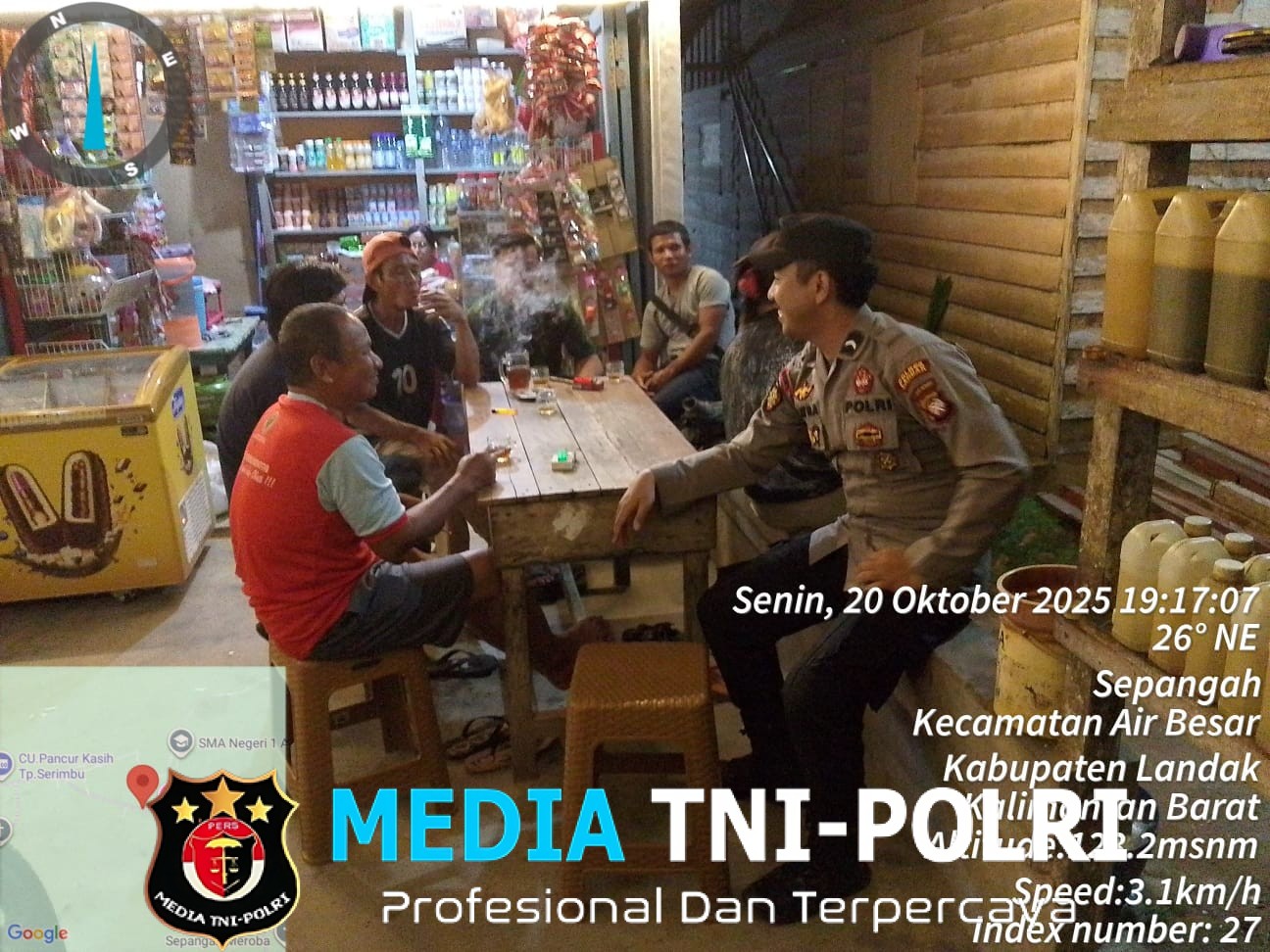 Patroli Malam Humanis, Polsek Air Besar Jalin Keakraban dengan Warga