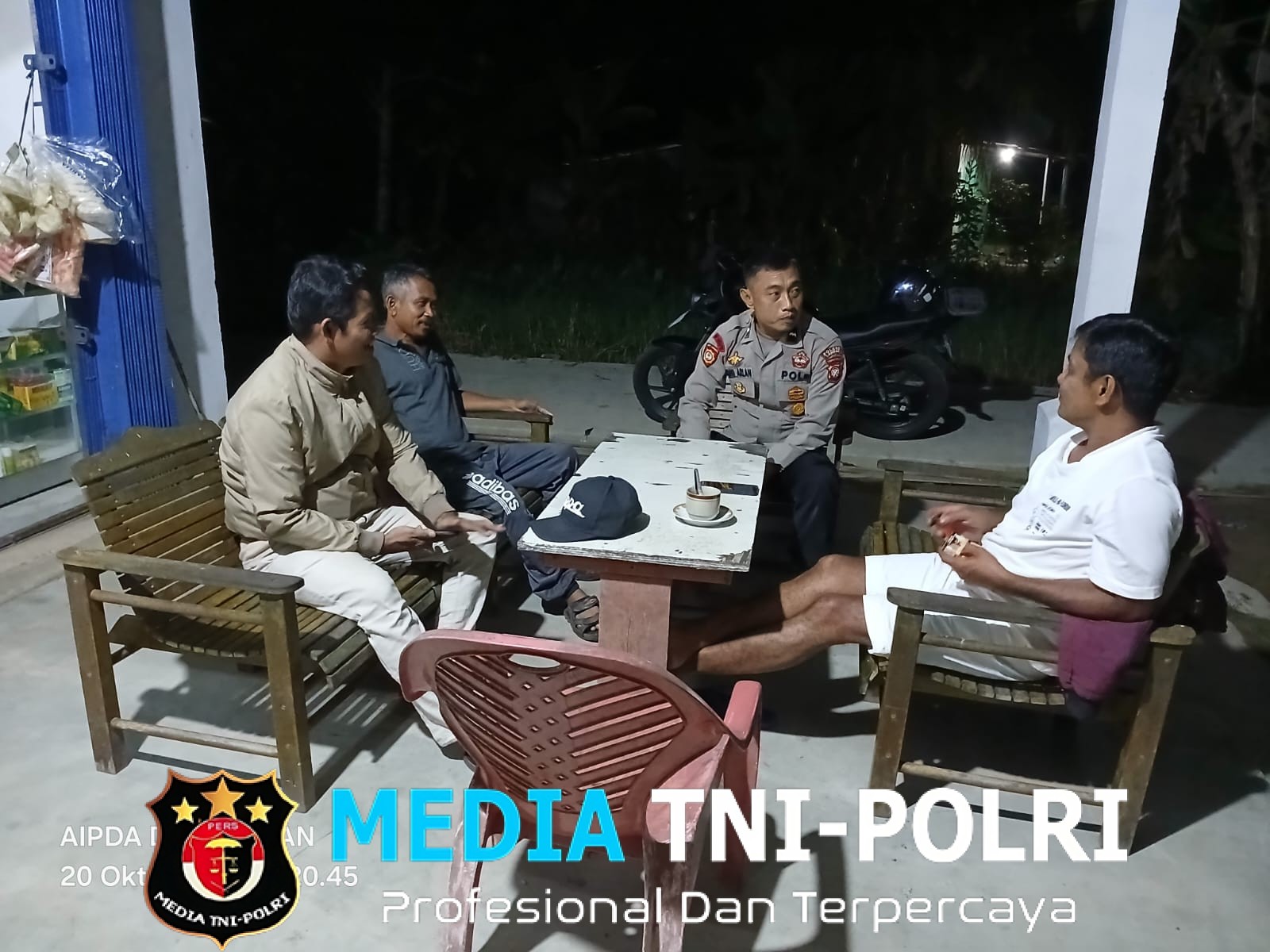 Jaga Situasi Aman, Polsek Mandor Intensifkan Patroli Malam dan Sambang Warga