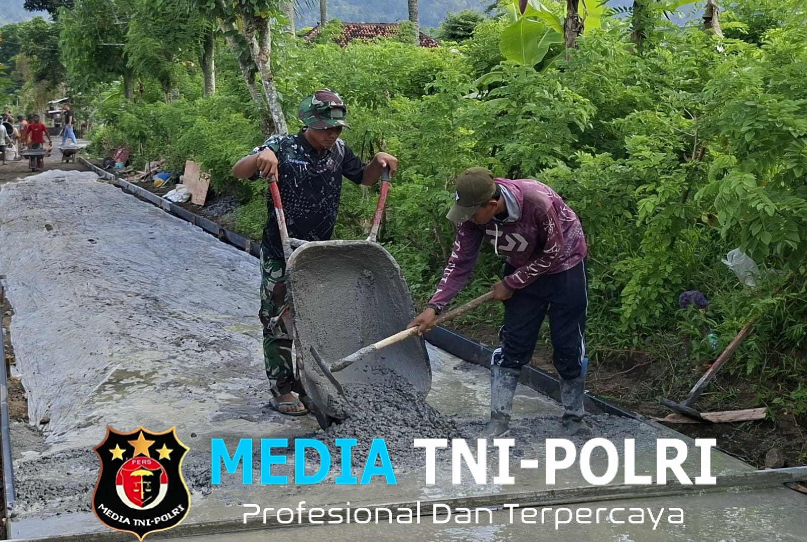 Keringat dan Semangat Gotong Royong Satukan Prajurit dan Warga Krajan 1A, Akses Desa Kian Terbuka