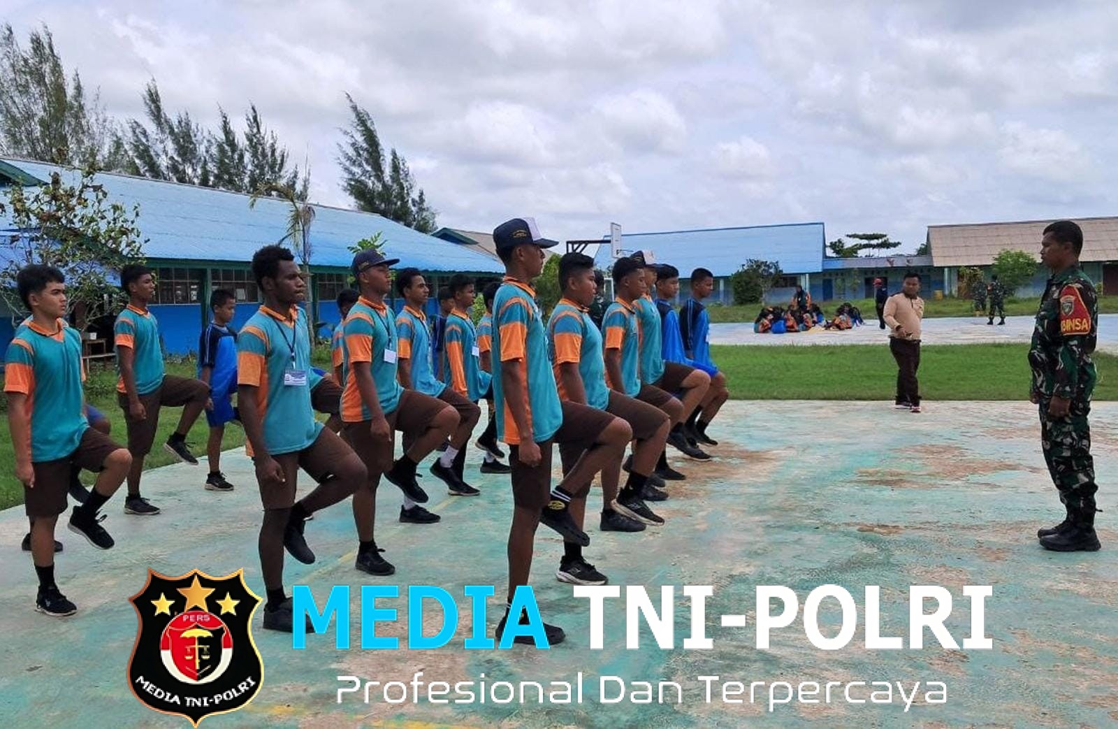 Babinsa Pos Ramil Tanah Miring Melatih Baris-berbaris di SMP Negeri 8 Merauke
